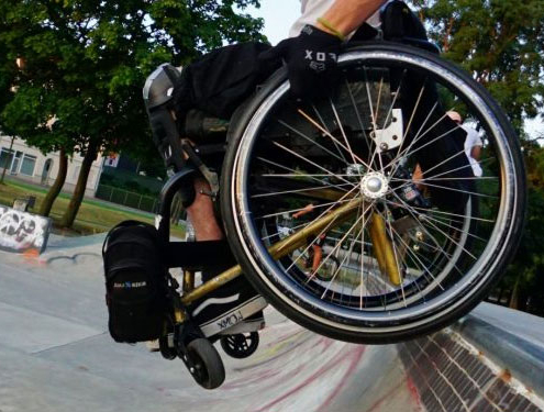 Rollstuhl auf Skaterrampe