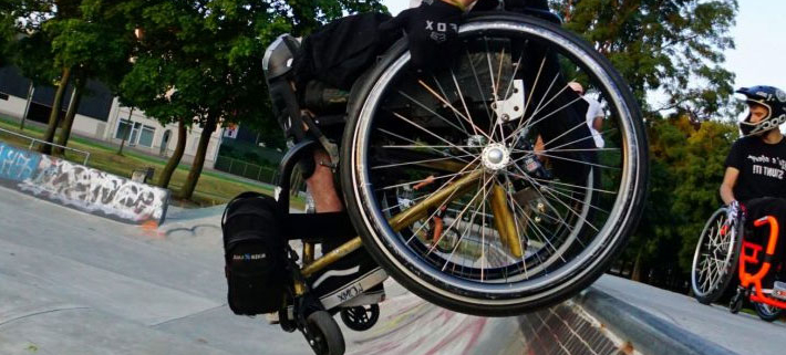 Rollstuhl auf Skaterrampe