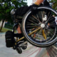Rollstuhl auf Skaterrampe